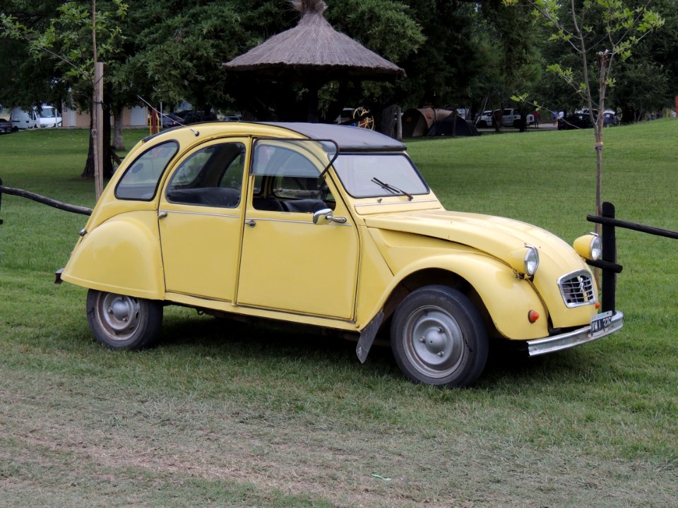 Citroën 3CV balneario Carmen de Areco