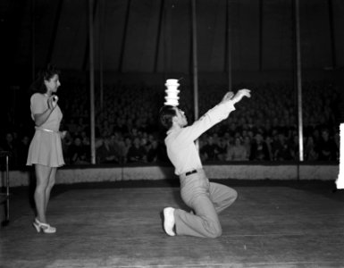 Circus Mikkenie . Jongleur met schoteltje en kopje, Bestanddeelnr 903-0706