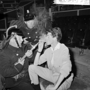 Circus Rudi Carrell, repetitie in Scheveningen de Mounties (links Piet Bamberge, Bestanddeelnr 916-5897