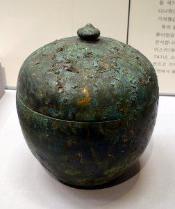 Cinerary urn, excavated from Fumi-no-Nemaro's Tomb, Yataki, Haibara-ku, Uda-shi, Nara, Japan, Asuka period, dated 707 AD, cast bronze - Tokyo National Museum - Tokyo, Japan - DSC09198
