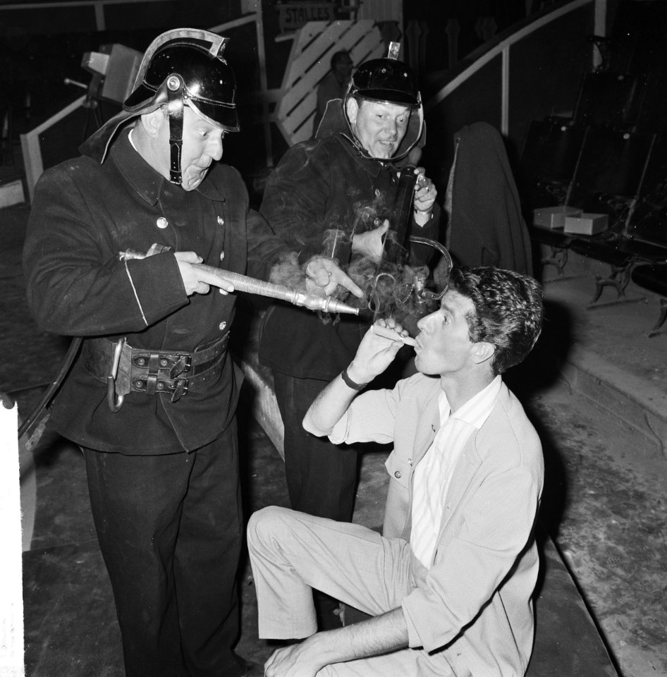 Circus Rudi Carrell, repetitie in Scheveningen de Mounties (links Piet Bamberge, Bestanddeelnr 916-5898