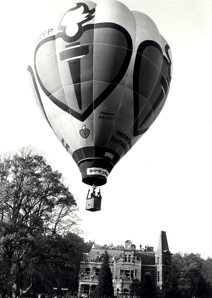 CIOS - 35 jarig jubileum, demonstratie hete luchtballon. Aangekocht in 1984 van fotograaf C. de Boer. - Gepubliceerd in het Haarlems Dagblad dd. 11-11-1983. Identificatienummer 54-014478, NL-HlmNHA 54014478