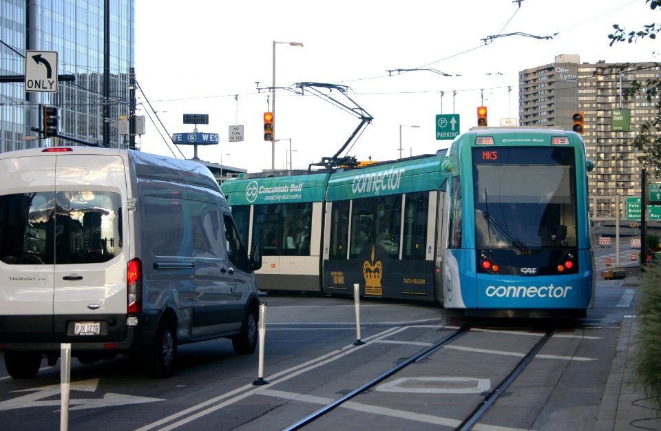 Cincinnati-bell-connector turning-from-second-st-onto-main-st 09-11-2016