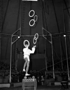 Circus Mikkenie . Jongleur op slappe koord, Bestanddeelnr 903-0756