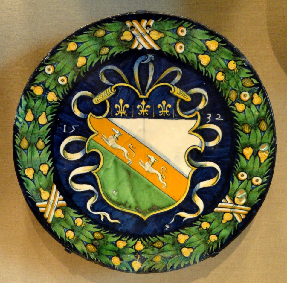 Circular plaque with a shield of arms, Central Italian (probably Faenza), 1532, maiolica - National Gallery of Art, Washington - DSC09849
