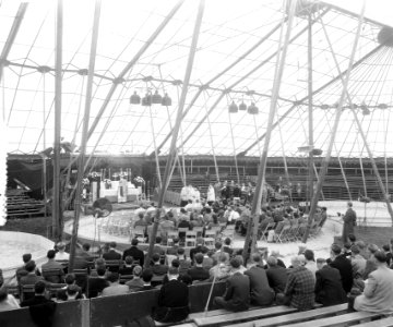 Circus Mullens inwijding H. Mis in nieuwe tent, geleid door rector E. Hupperets, Bestanddeelnr 905-8979