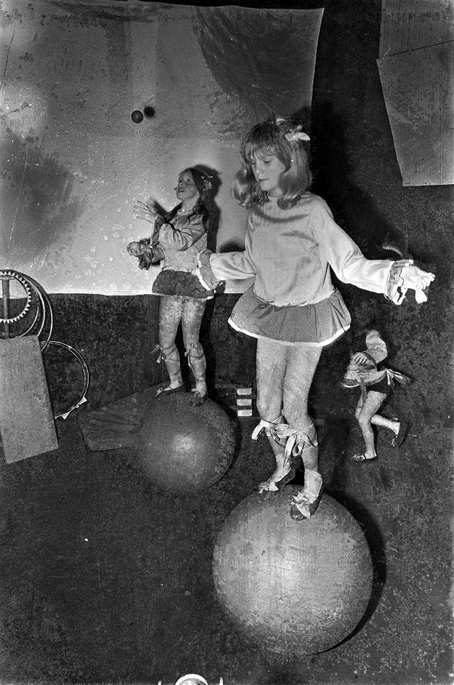 Circus Elleboog . Ballerinas showen hun nummer, Bestanddeelnr 921-3912
