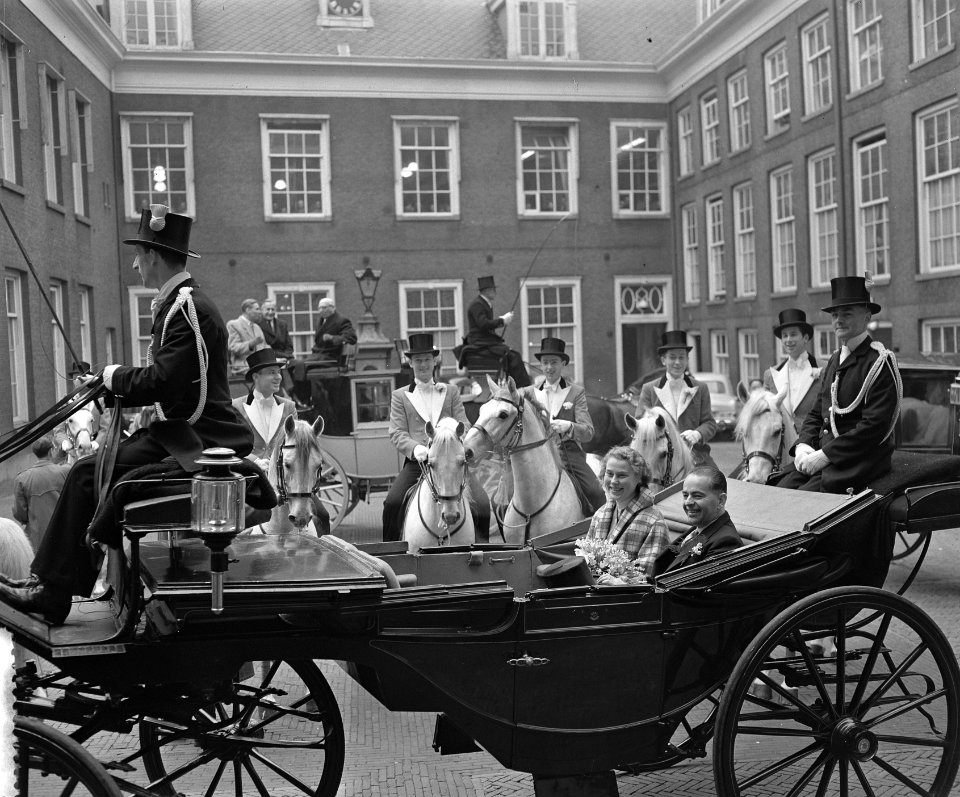 Circus huwelijk mejuffrouw Vermeyden van Circus Kavaljos met dr. Hendriks uit Ut, Bestanddeelnr 906-3563