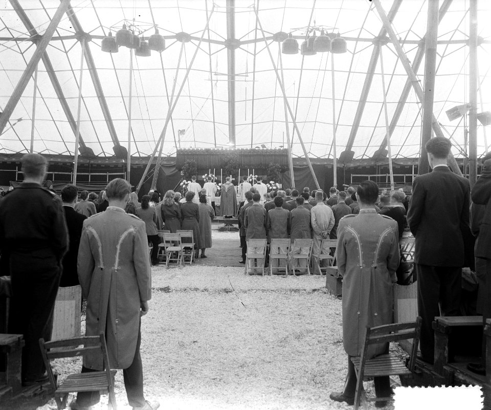 Circus Mullens inwijding H. Mis in nieuwe tent, geleid door rector E. Hupperets, Bestanddeelnr 905-8977