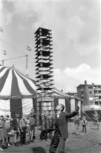 Circus Boltini in Amsterdam Wolfgang Bartschelly met truc van 100 glazen, Bestanddeelnr 912-7476
