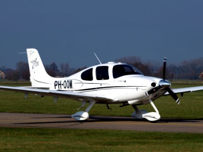 Cirrus SR20 PH-OOM at Teuge 07March2009