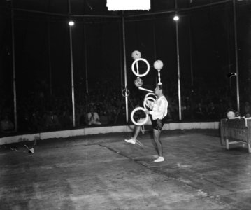 Circus Mikkenie . Jongleur, Bestanddeelnr 903-0401