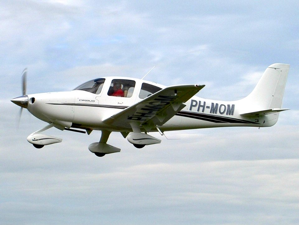 Cirrus SR20 PH-MOM at Teuge, The Netherlands, 18 September 2004