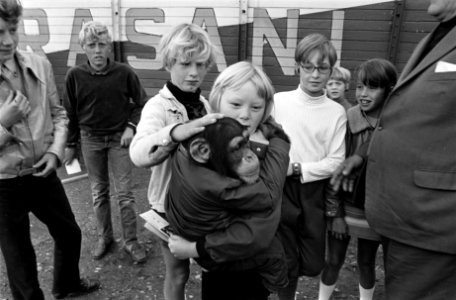 Circus Sarrasani houdt open huis in Amsterdam voor kinderen kinderen houden aap, Bestanddeelnr 923-6776