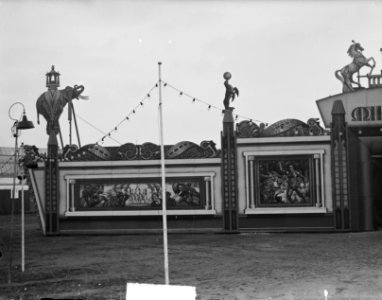 Circus Mikkenie. Exterieur linkerhelft, Bestanddeelnr 903-0921