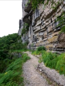 Cirque de Gens - Chemin et falaise 2