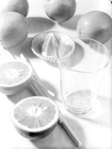 Citrusvruchten, een citruspers, een drinkglas van Leerdam en rietjes, schuin van, Bestanddeelnr 190-0703 photo