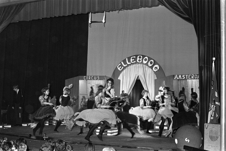 Circus Elleboog in nieuwe De La Mar theater , de paarden voor het voetlicht, Bestanddeelnr 919-9198