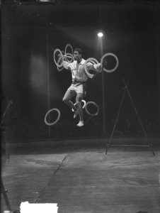 Circus Mikkenie . Jongleur op slappe koord, Bestanddeelnr 903-0897