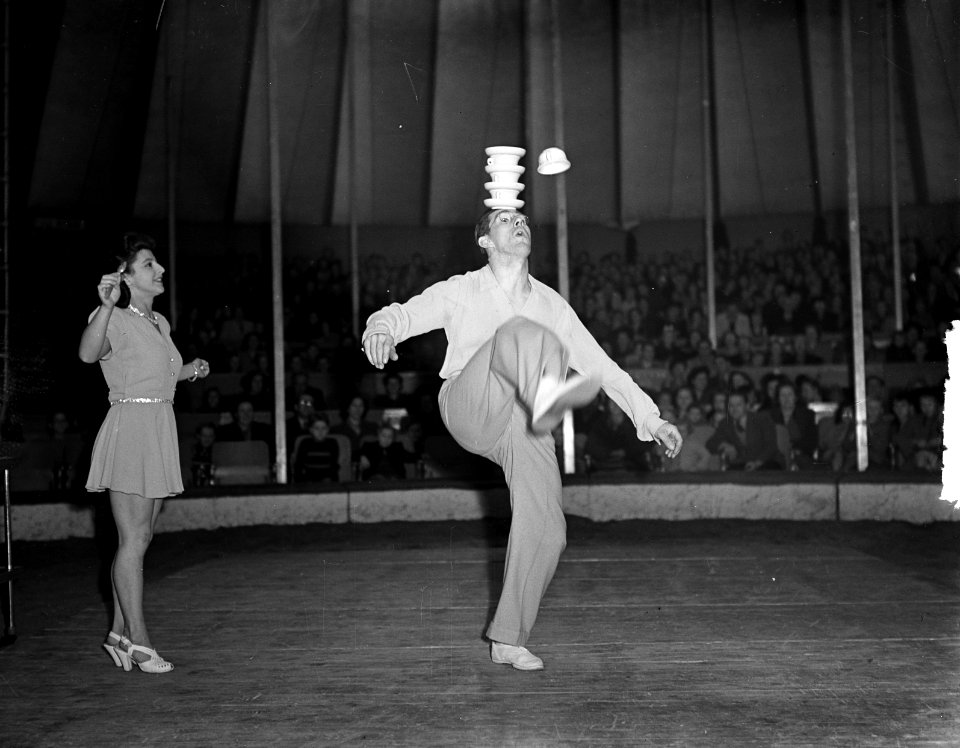 Circus Mikkenie . Jongleur met kopjes, Bestanddeelnr 903-0754