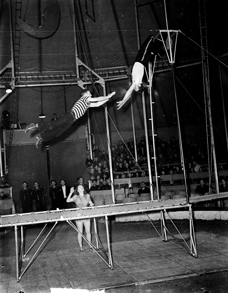 Circus Mikkenie. Trampoline. The 4 Airways, Bestanddeelnr 903-0802