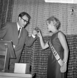 Cinestud prinses 1963 Judith Bosch biedt Godfried Bomans een glas cherry aan, Bestanddeelnr 915-5225