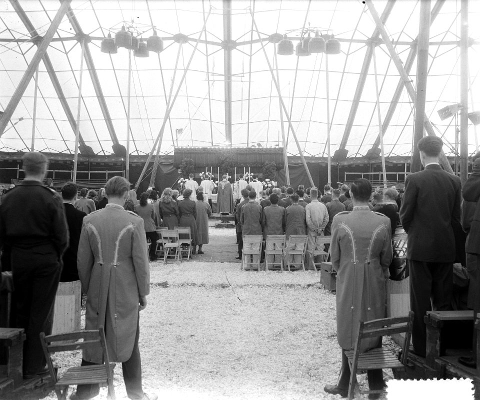 Circus Mullens inwijding H. Mis in nieuwe tent, geleid door rector E. Hupperets, Bestanddeelnr 905-8978