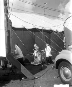 Circus Mullens inwijding H. Mis in nieuwe tent, geleid door rector E. Hupperets, Bestanddeelnr 905-8973