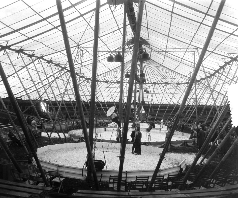 Circus Mullens in Amsterdam opbouw tent, Bestanddeelnr 905-8967