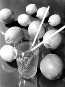 Citrusvruchten en een drinkglas van geperst glas met rietjes, Bestanddeelnr 190-0706