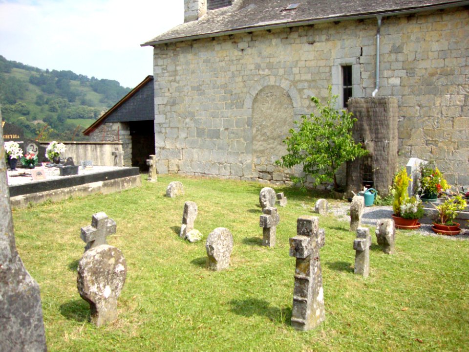 Cihigue (Camou-Cihigue, Pyr-Atl, Fr) au cimetière, vieux steles discoïdales, vielles croix