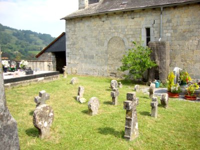 Cihigue (Camou-Cihigue, Pyr-Atl, Fr) au cimetière, vieux steles discoïdales, vielles croix