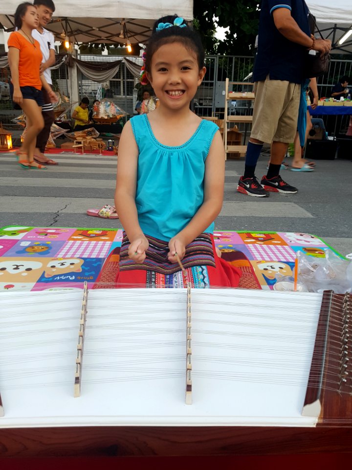 Cimbalom girl, Chiang Rai - 2017-06-24 (001)