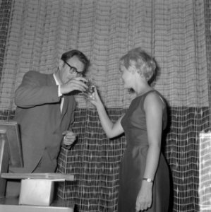Cinestud prinses 1963 Judith Bosch biedt Godfried Bomans een glas cherry aan, Bestanddeelnr 915-5230