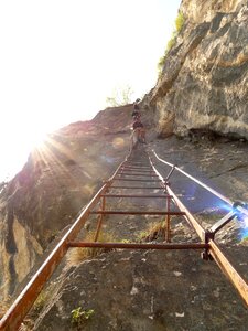 Perpendicular climbing climbing platform system