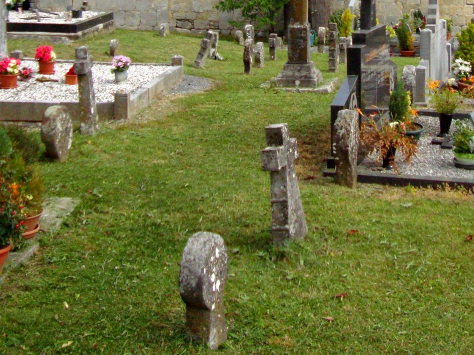 Cihigue (Camou-Cihigue, Pyr-Atl, Fr) vieux stèles discoïdales au cimetière