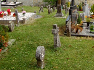 Cihigue (Camou-Cihigue, Pyr-Atl, Fr) vieux stèles discoïdales au cimetière