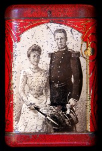 Cigarettes tin with royal persons depicted, front