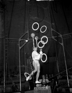 Circus Mikkenie. Jongleur op slappe koord, Bestanddeelnr 903-0698