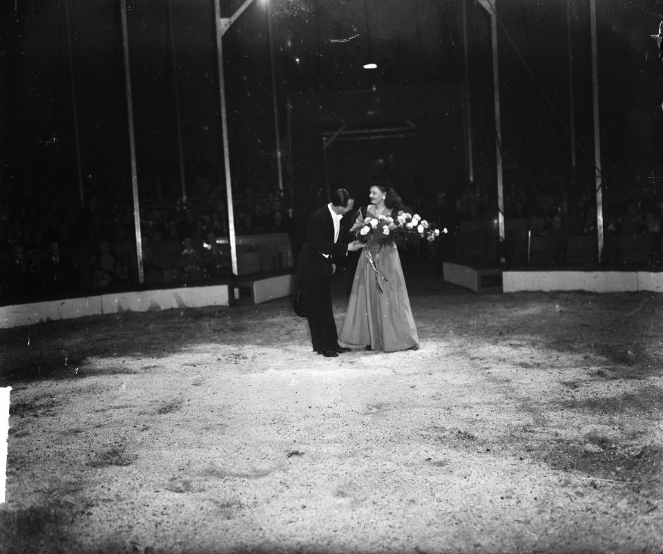 Circus Mikkenie . Huldiging Mevrouw Mikkenie, Bestanddeelnr 903-0402