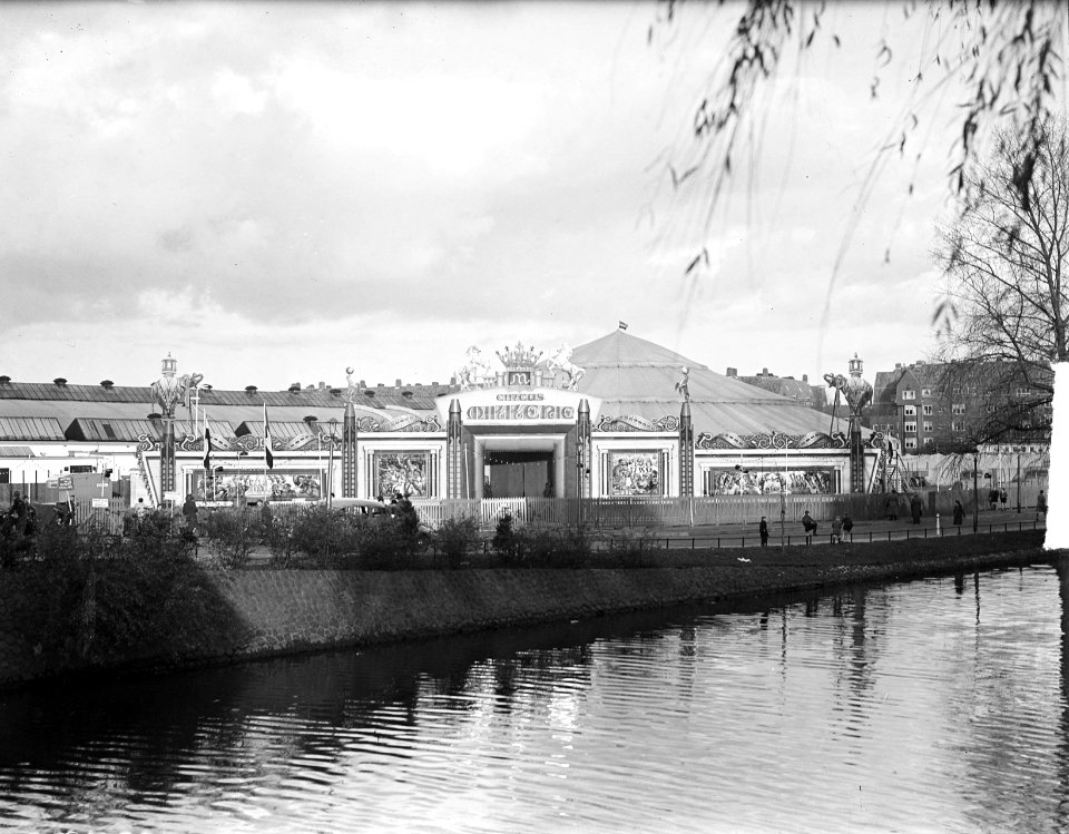Circus Mikkenie . Exterieur tent, Bestanddeelnr 903-0900