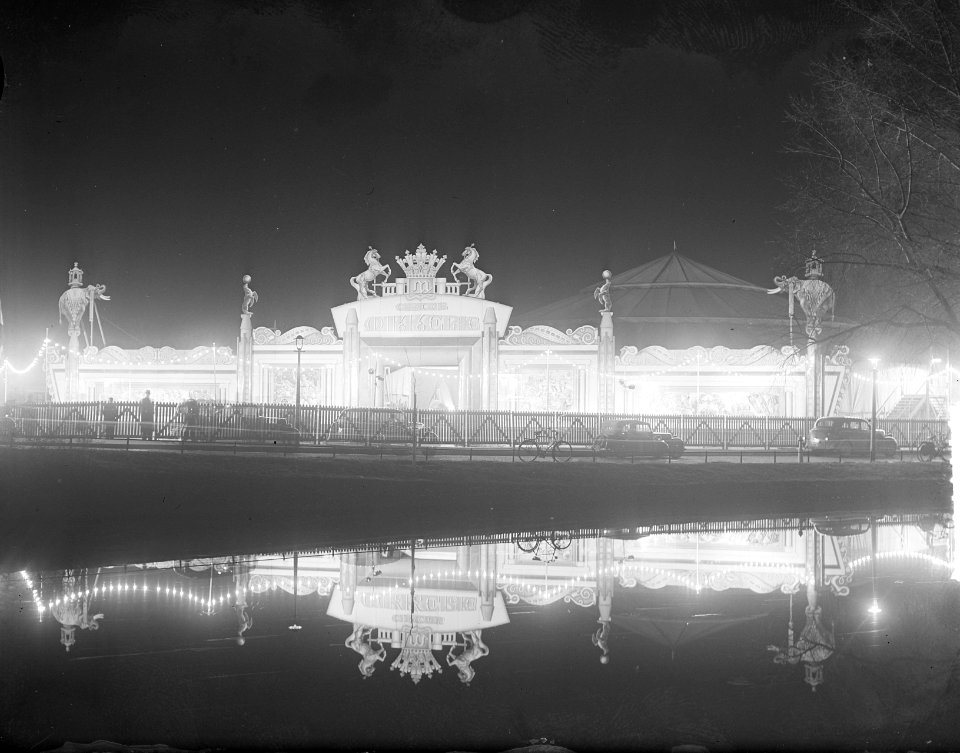 Circus Mikkenie . Exterieur tent s avonds, Bestanddeelnr 903-0904
