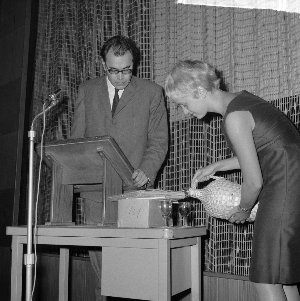 Cinestud prinses 1963 Judith Bosch biedt Godfried Bomans een glas cherry aan, Bestanddeelnr 915-5227