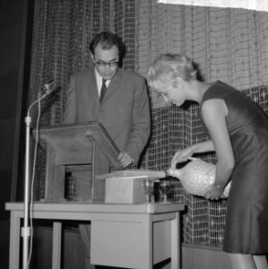 Cinestud prinses 1963 Judith Bosch biedt Godfried Bomans een glas cherry aan, Bestanddeelnr 915-5227