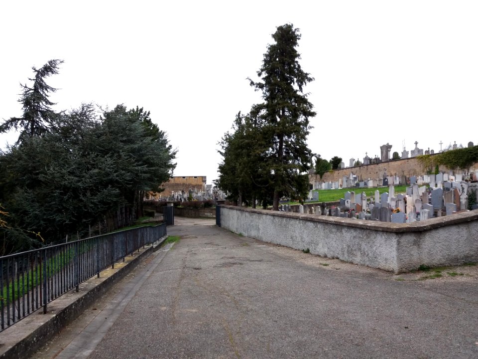 Cimetière de Loyasse - Allée avec la lunette en fond