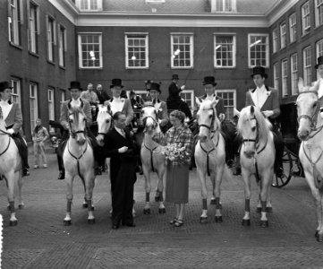 Circus huwelijk mejuffrouw Vermeyden van Circus Kavaljos met dr. Hendriks uit Ut, Bestanddeelnr 906-3562