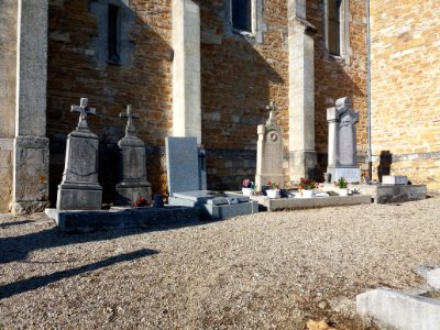 Cimetière de Mionnay - Tombes côté sud de l'église