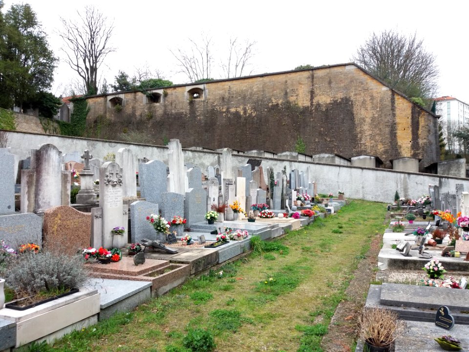 Cimetière de Loyasse - Allée et mur de fortification au sud de l'ancien cimetière