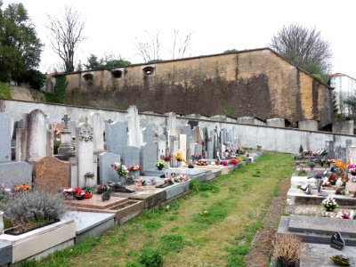 Cimetière de Loyasse - Allée et mur de fortification au sud de l'ancien cimetière