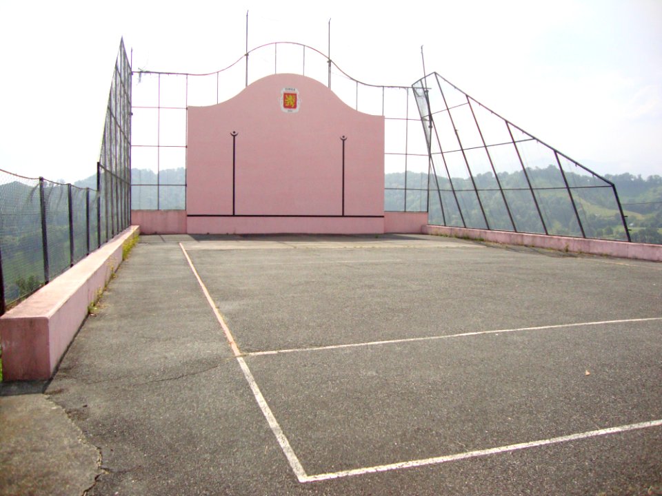 Cihigue (Camou-Cihigue, Pyr-Atl, Fr) fronton sur la crête